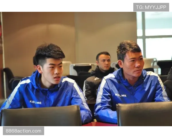 杨昊训练完直接啃鸡腿，这自律和放纵切换得也太丝滑了