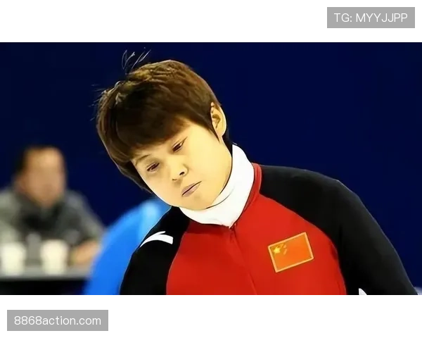 王濛穿名牌挎塑料袋买菜，那金牌教练和邻家大妈同框也太带劲了