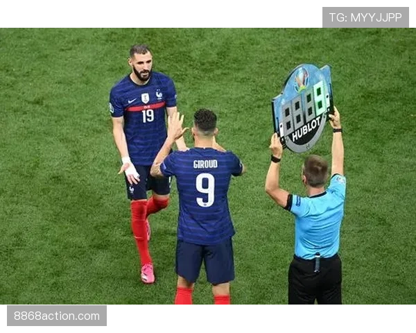 本泽马后期射门转化率下滑与卢卡库体系下进攻分散倾向的对比分析